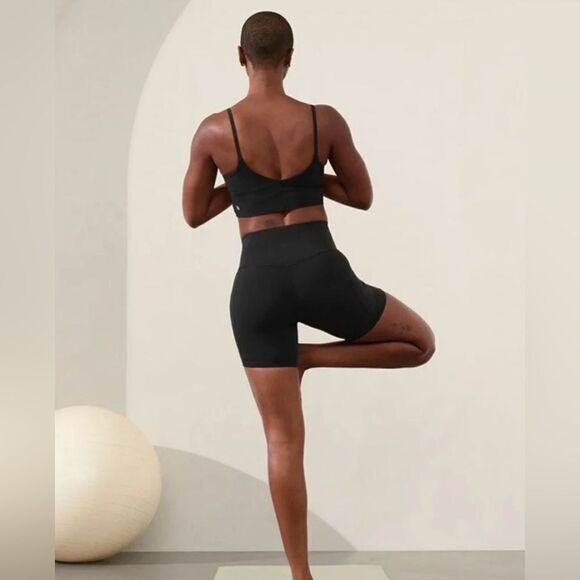 Athleta Salutation Stash Pocket ll 7” Short - Picture 1 of 5